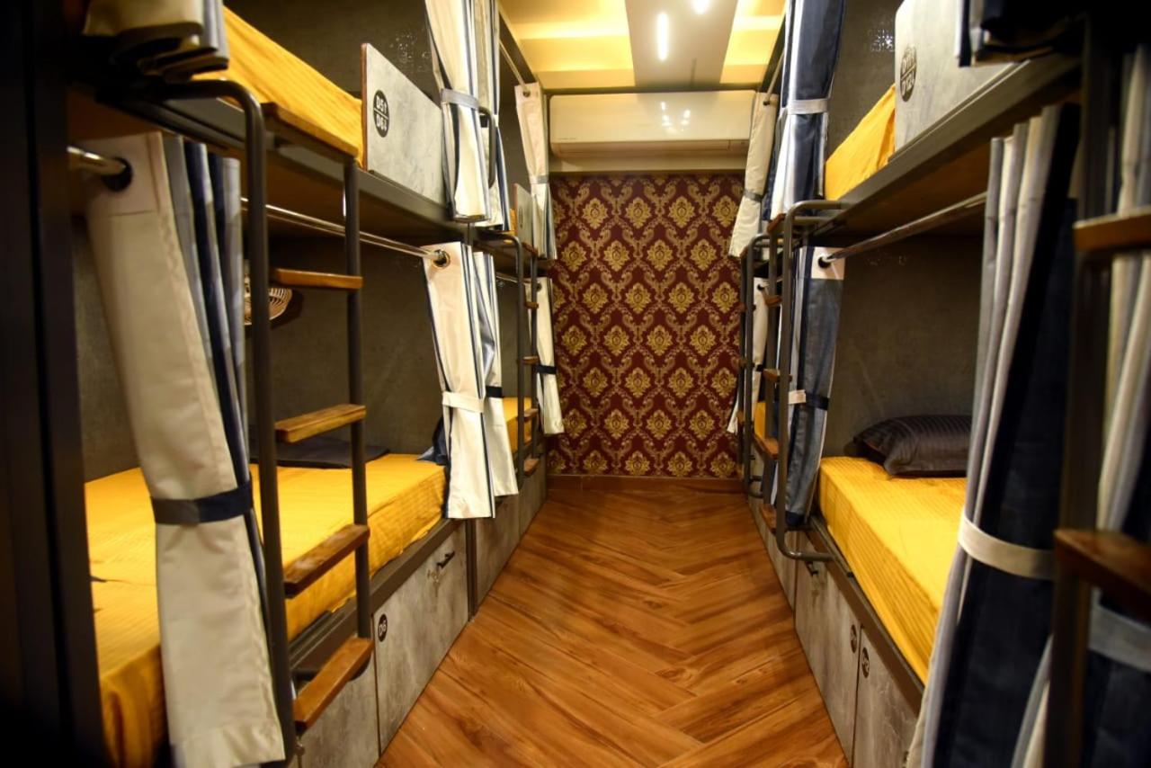 Charyana Hotel Ac Dormitory Ahmedabad Esterno foto