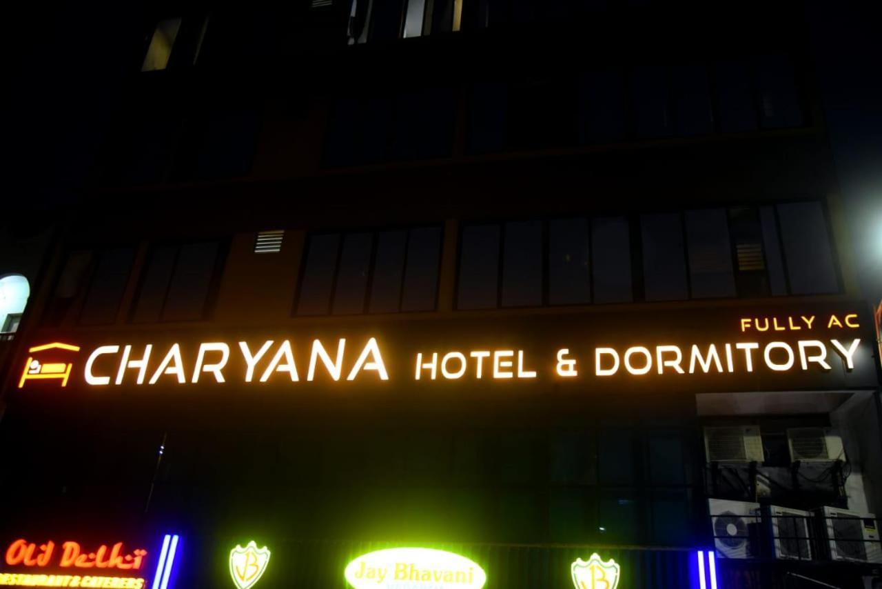 Charyana Hotel Ac Dormitory Ahmedabad Esterno foto