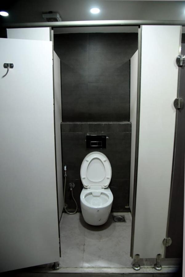 Charyana Hotel Ac Dormitory Ahmedabad Esterno foto