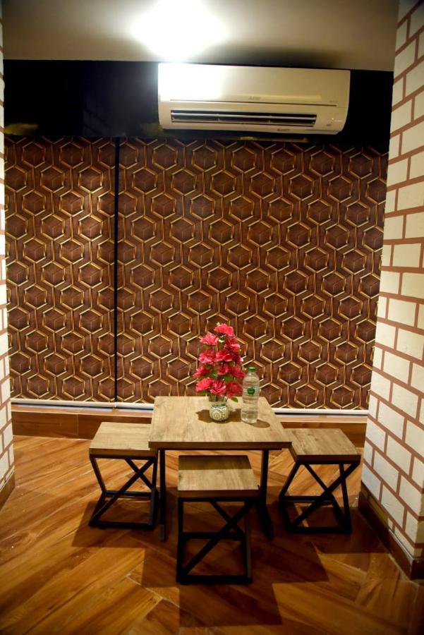 Charyana Hotel Ac Dormitory Ahmedabad Esterno foto