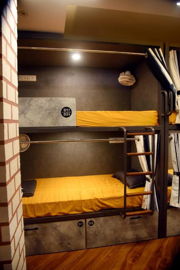 Charyana Hotel Ac Dormitory Ahmedabad Esterno foto