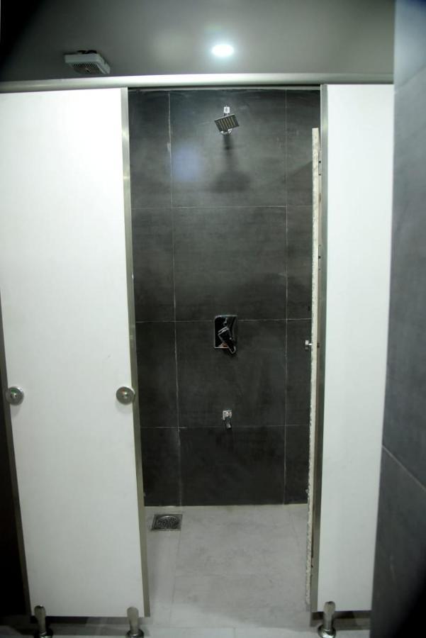 Charyana Hotel Ac Dormitory Ahmedabad Esterno foto
